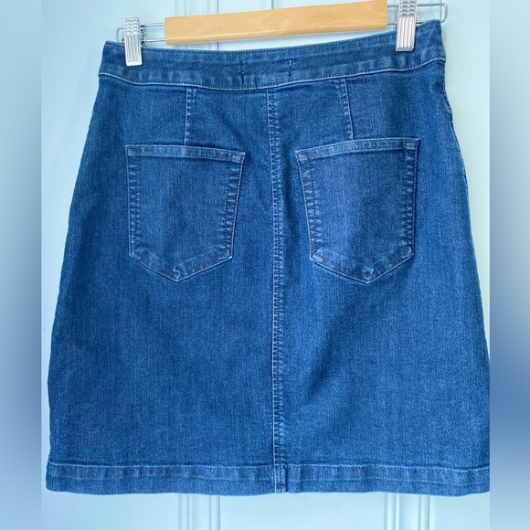 LOFT - Denim Blue Button Skirt. Size 0 - Picture 3 of 5